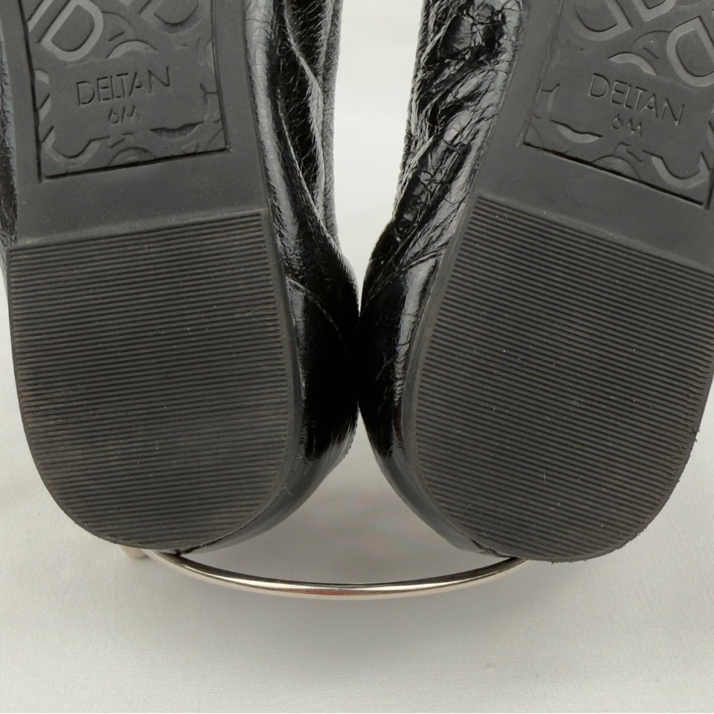 Black Leather Loafers Womens Sz 6 Slip On Comfort Gold Logo Casual - Picture 11 of 13